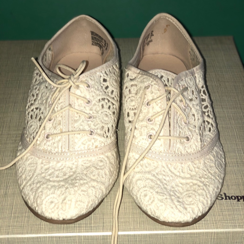 Cream/white lace shoes